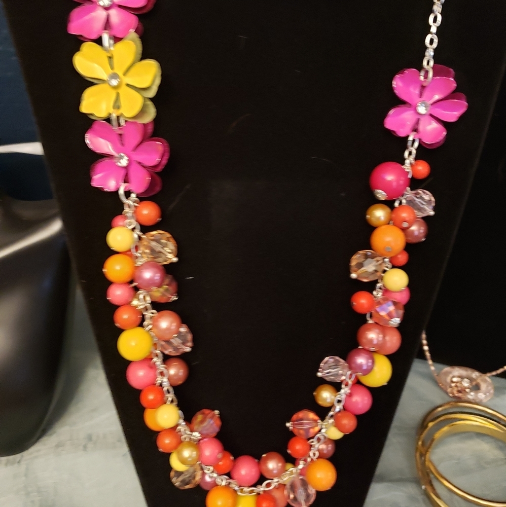 NWT💝Stunning floral necklace